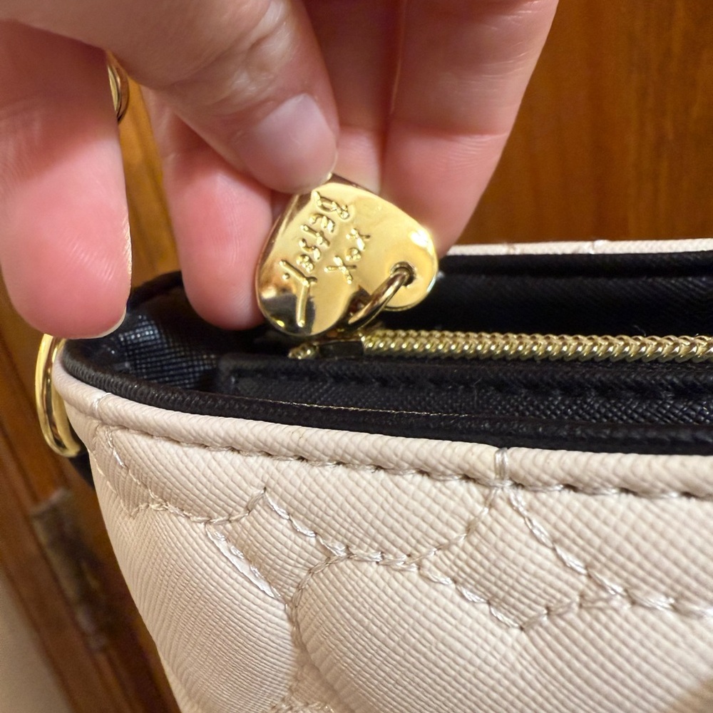 Betsey Johnson | Heart Quilted Shoulder Bag with Red Bow be mine - Picture 7 of 12